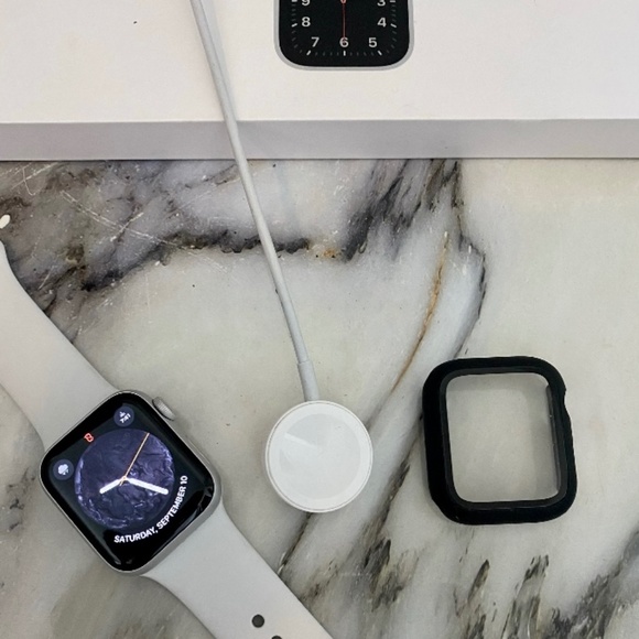 Apple Watch SE 40MM With Screen Cover - Picture 1 of 5